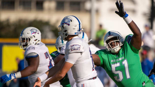 West Florida's Brandon Penerton (51) goes after West Georgia's quarter back Harrison Frost Saturday, October 16, 2021 during the West Florida West Georgia game at Blue Wahoos Stadium. Uwf Vs West Georgia Football 8  
